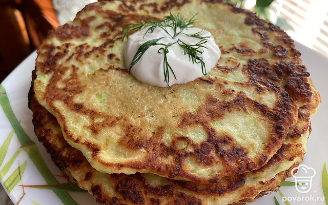 Кабачковые чесночные блинчики на йогурте — Рецепт с фото