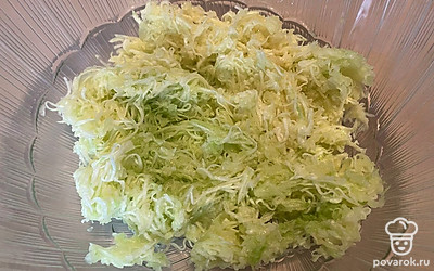 Кабачок натираем на мелкой терке.