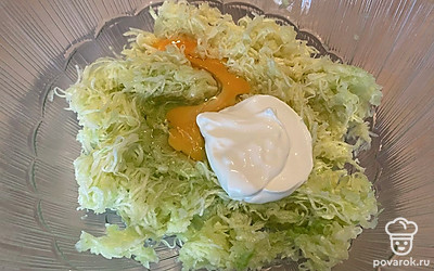 Добавляем яйцо и йогурт.