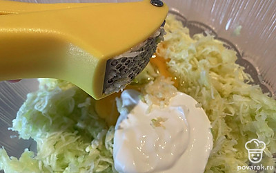 Выдавливаем чеснок и солим. Хорошо перемешиваем.