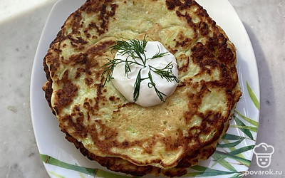 Перед подачей украшаем сметаной и зеленью.