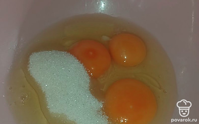 В миске смешать яйца, сахар, соль. 