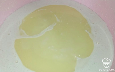 Растопить сливочное масло (его можно заменить на растительное), объединить с почти готовым тестом. 