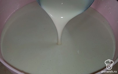 Оставить на 30 минут (если тесто будет для вас слишком жидким, добавьте немного муки).