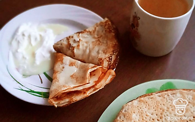 Подавать со сметаной, вареньем или медом. Налить вкусный кофе или чай и наслаждаться. 