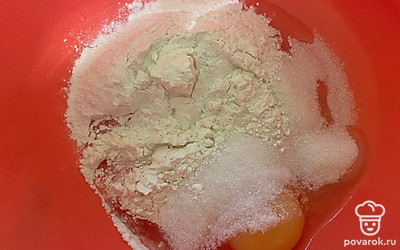 Положите в глубокую миску сахар, муку, яйцо.