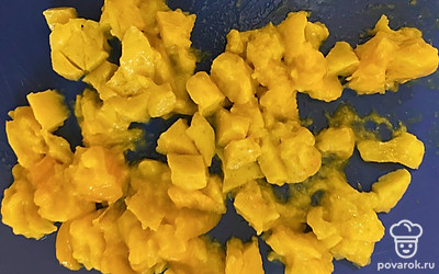 Нарежьте манго маленькими кусочками. 