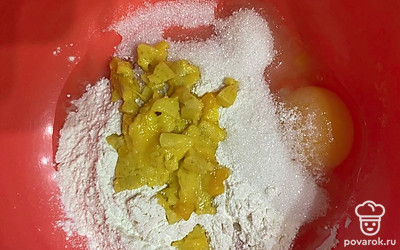 Добавьте манго в миску и перемешайте.