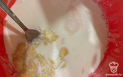 Долейте молоко и тщательно размешайте.