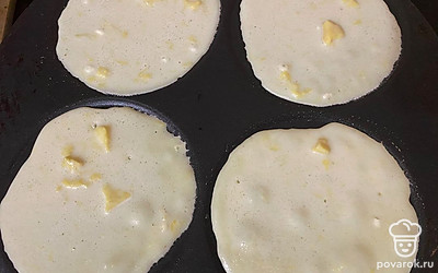 Разогрейте блинницу, смажьте растительным маслом. Пожарьте блинчики. Можно жарить на сковородке. 