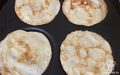 Обжарьте блины с обеих сторон.