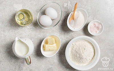 Просейте муку через мелкое сито. Помойте и просушите бумажными полотенцами яйца. Растопите сливочное масло. Подготовьте венчик и сковороду.