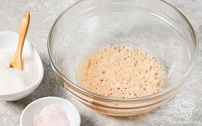 Разбейте яйца в глубокую емкость. Добавьте сахар и немного соли. Тщательно взбейте ингредиенты венчиком до образования пены.