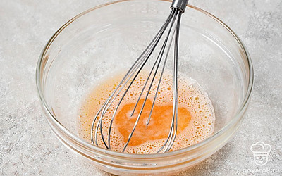 Влейте в миску холодную чистую воду, а затем снова перемешайте яичную смесь до однородности. 