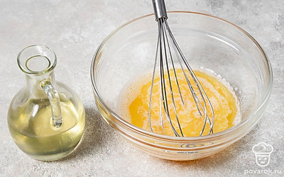 Добавьте в яичную массу растительное и растопленное сливочное масло. Снова хорошо перемешайте массу до однородности.