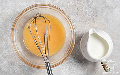 В конце влейте к ингредиентам кислое молоко. Еще раз перемешайте смесь.