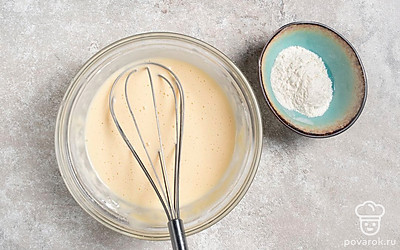 Всыпьте в полученную массу муку. Замесите однородное тесто, по консистенции похожее на жидкую сметану.