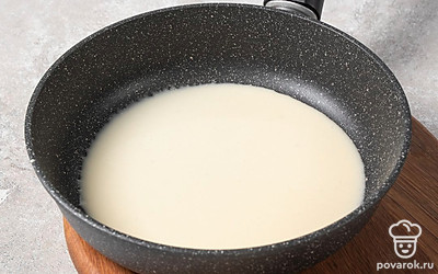 Поставьте на огонь сухую антипригарную сковороду. Дождитесь, когда она хорошо нагреется. После этого влейте в нее немного теста и распределите его по всей поверхности.