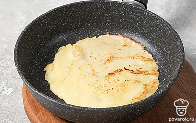 Подержите блин на сковороде 3-4 минуты, а затем переверните и поджарьте до золотистой корочки. Повторяйте все эти действия, пока не закончится тесто. 