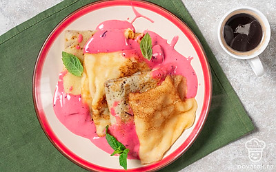 Сложите блины треугольниками и выложите на тарелку. Подайте их с вареньем, джемом или любым другим сладким соусом, а затем подайте на стол.