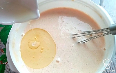 В конце замешивания теста влейте растительное масло. Оставьте тесто для набухания клейковины. 