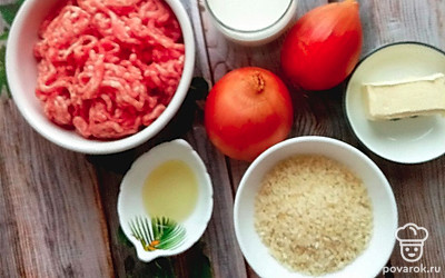 Подготовьте продукты для начинки. Лук мелко нарежьте, рис отварите до готовности. 