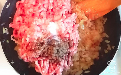 Добавьте фарш, перец и соль. Обжаривайте 10 минут.