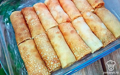 Смажьте форму маслом, сложите блинчики. Сверху, по желанию, можно смазать сметанкой. Запекайте в разогретой духовке до золотистого цвета. 