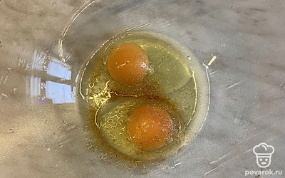 Взбиваем яйца венчиком.