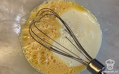 Добавляем кефир, перемешиваем.