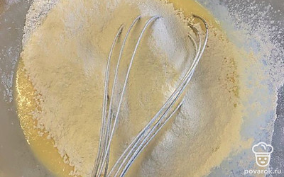 Просеиваем муку, размешиваем.