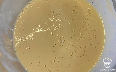 Наливаем кипяток, снова перемешиваем. Выпекаем блины на сковороде с двух сторон.