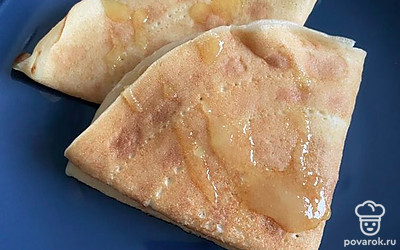 Подаем блинчики с медом, к любимым горячим напиткам.