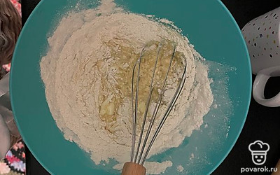 В полученную массу постепенно добавляем муку, постоянно взбивая. Мука должна хорошо вмешаться, чтобы исчезли комочки.