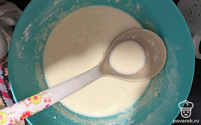 Вливаем 2 чайных ложки растительного масла.