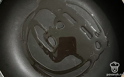 Сковороду хорошо разогреваем, наливаем масло.