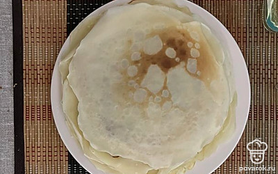 Готовые блинчики выкладываем на тарелку.