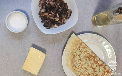 Испечем блины по любимому рецепту. Подготовим продукты. Мелко нарезаем грибы. Разогреваем сковородку. Греем духовку до 180 градусов при режиме «верх-низ».