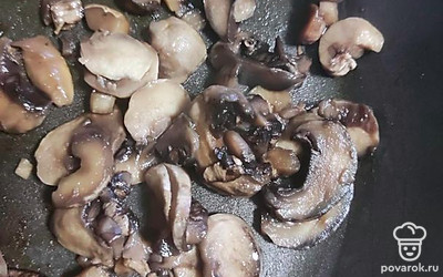 Обжариваем грибы на небольшом количестве масла в течение 5 минут, добавляем соль. 
