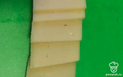 Сыр нарезаем пластинками. 