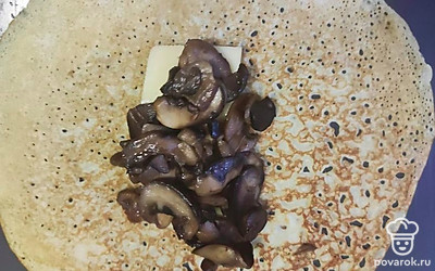 На блин выкладываем сначала сыр, сверху грибы. Заворачиваем блинчик и отправляем в духовку на 5-7 минут. Главное, чтобы сыр расплавился.