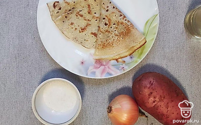 Печем блины по любимому рецепту. Подготавливаем продукты. Лук нарезаем кубиком, картошку моем. Разогреваем духовку до 180 градусов, режим «верх-низ».