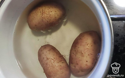 Картофель отвариваем в мундире. Это важно: у картошка совсем другой вкус.