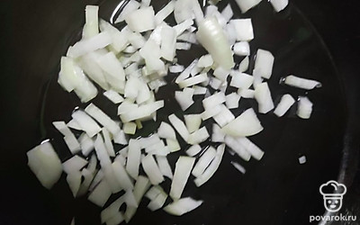 Обжариваем лук в большом количестве масла, до золотистого оттенка. 