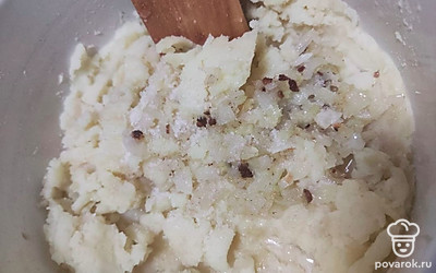 Чистим готовую картошку, мнем в пюре. Добавляем лук и соль по вкусу. 