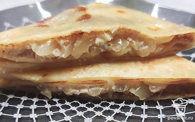 Блины с луковой начинкой — Рецепт с фото