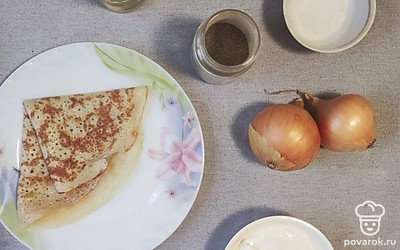 Выпекаем блины по любимому рецепту. Подготавливаем продукты. Лук нарезаем перьями. Разогреваем духовку до 180 градусов при режиме «верх-низ».