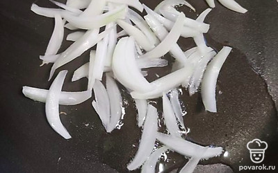 Обжариваем лук 5 минут на растительном масле. 