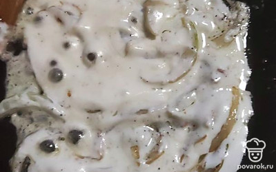 Добавляем сметану, соль и перец. Тушим еще минут 5-7.