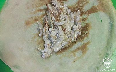 Выкладываем начинку на блинчик, закрываем конвертиком.